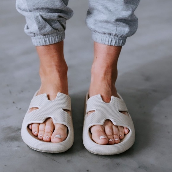 Wild Diva Lounge Maura Strap Sandals Size 6  Beige Open Toe Slip On Style - Picture 2 of 12